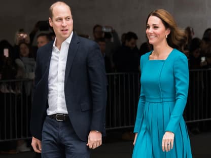 Kate und William laufen lächelnd nebeneinander