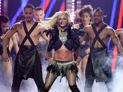 Britney Spears tanzt bauchfrei bei einer Las-Vegas-Show. 