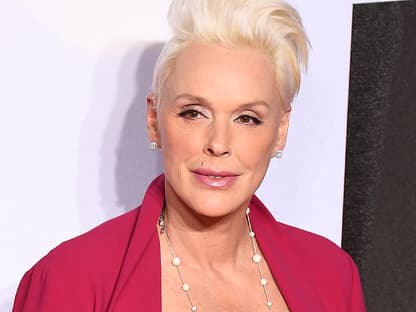 Brigitte Nielsen vor weißer Wand