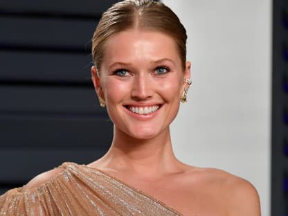 Toni Garrn strahlt übers ganze Gesicht 