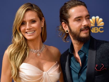 Heidi Klum und Tom Kaulitz lächelnd nebeneinander.