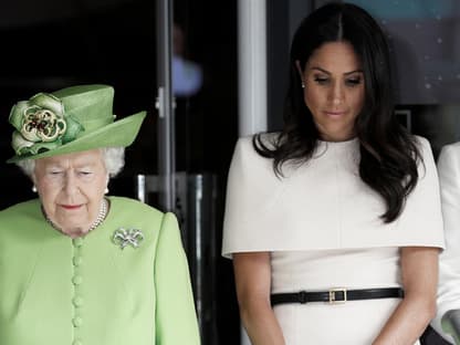 Die Queen und Meghan gucken streng nach unten