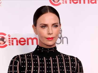 Charlize Theron guckt ernst