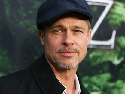 Brad Pitt schaut zur Seite