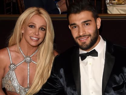 Britney Spears und Sam Shgari lächeln unsicher