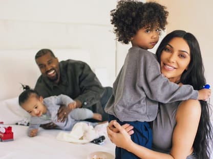 Kanye West und Kim Kardashian mit ihren Kindern.