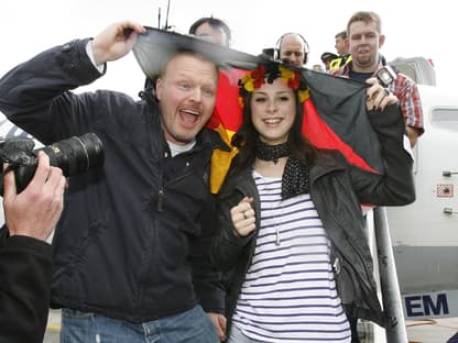 Lena Meyer-Landrut beim ESC 2010 mit Stefan Raab nach Sieg