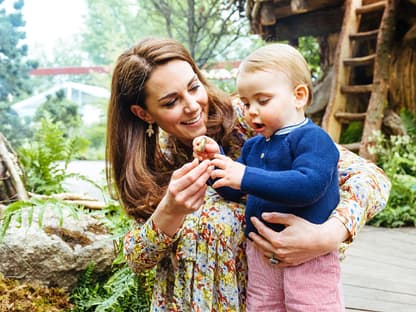 Herzogin Kate spielt mit Prinz Louis