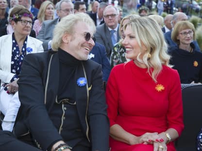 Thomas Gottschalk und Karina lachen sich an