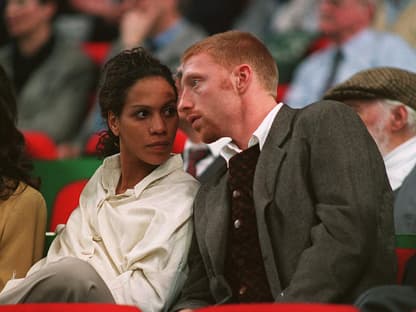 Barbara und Boris Becker sitzen nebeneinander