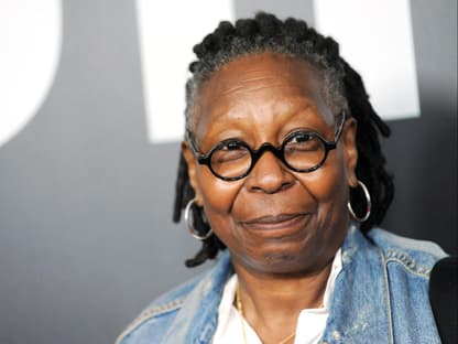 Whoopi Goldberg schaut ernst in die Kamera