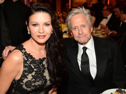  Michael Douglas und Catherine Zeta-Jones sitzen nebeneinander