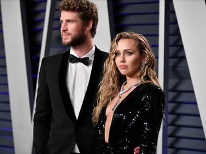 Liam Hemsworth und Miley Cyrus posieren nebeneinander