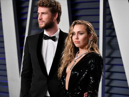 Liam Hemsworth und Miley Cyrus posieren nebeneinander