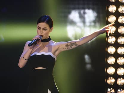 Lena Meyer-Landrut singt mit geschlossenen Augen ins Mikrofon