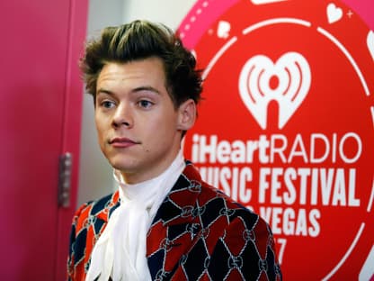 Harry Styles zieht die Augenbrauen hoch