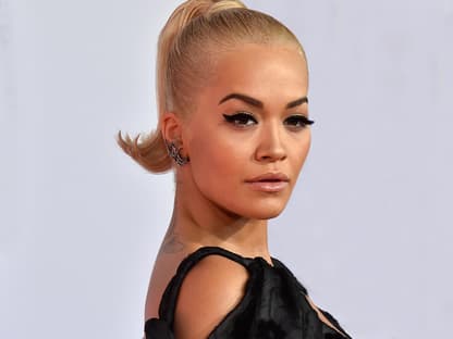 Rita Ora blickt in die Kamera.