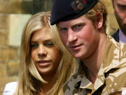 Prinz Harry im Armee-Outfit. An seiner Seite seine damalige Freundin Chelsy Davy