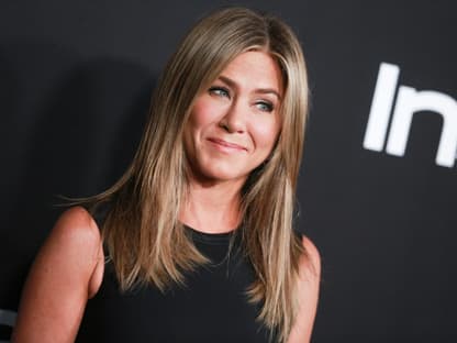 Jennifer Aniston lächelt verschmitzt