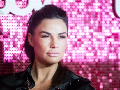 Katie price guckt ernst