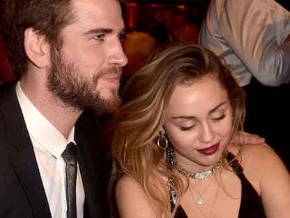 Liam Hemsworth legt seine Hand auf Miley Cyrus' Schulter