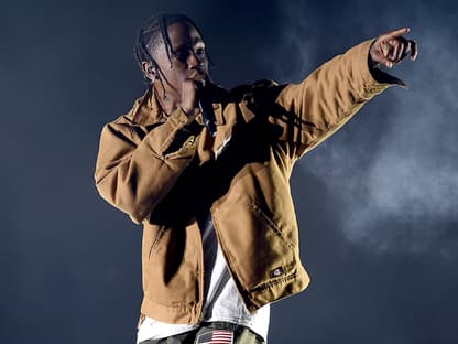 Travis Scott zeigt ins Publikum