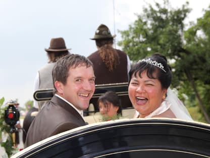 Das "Bauer sucht Frau"-Paar Josef und Narumol bei ihrer Hochzeit.