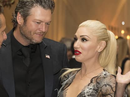 Blake Shelton schaut nach unten, Gwen Stefanie gestikuliert wild