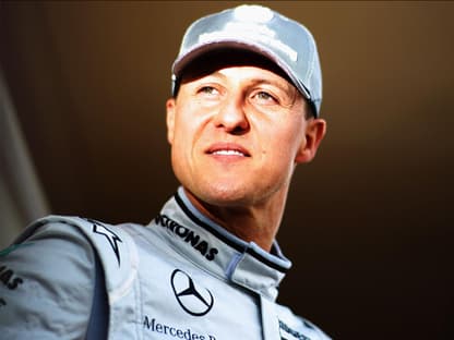 Michael Schumacher schaut zur Seite