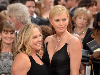 Charlize Theron und Mutter Gerda lachen