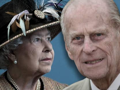 Queen Elizabeth II. guckt ernst zur Seite, Prinz Philip guckt ebenfalls ernst