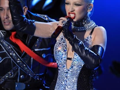 Christina Aguilera sang ihren neuen Hit "Not myself tonight"