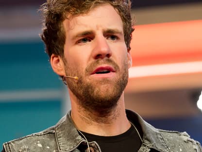 Luke Mockridge schaut nachdenklich bei einem Auftritt