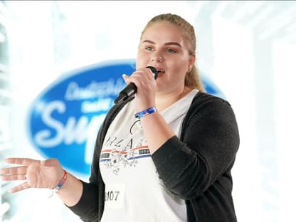 Estefania Wollny singt bei DSDS