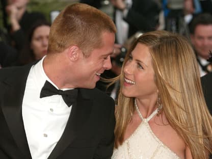 Brad Pitt und Jennifer Aniston lachen sich an