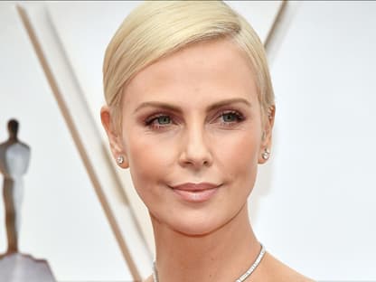 Charlize Theron guckt zur Seite