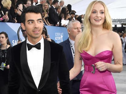 Joe Jonas und Sophie Turner glücklich auf einer Veranstaltung.