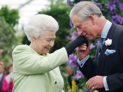 Prinz William küsst Queen Elizabeth II. die Hand