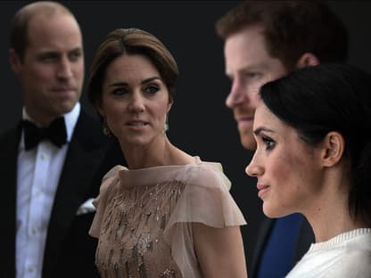 William, Kate, Harry und Meghan blicken ernst drein: In "The Palace Papers" wird Pikantes über sie enthüllt. 