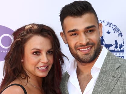 Britney Spears und Sam Asghari posieren zusammen