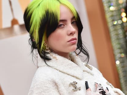 Billie Eilish guckt selbstbewusst zur Seite