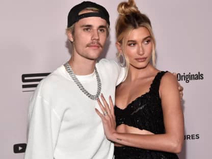 Justin und Hailey Bieber gucken ernst