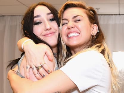 Noah und Miley Cyrus umarmen sich