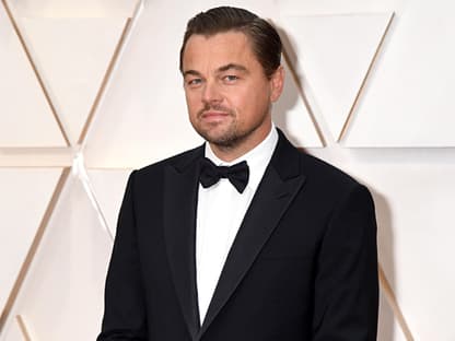 Leonardo DiCaprio guckt zur Seite