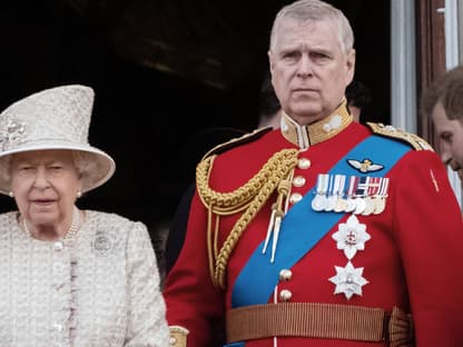 Queen Elizabeth und Prinz Andrew stehen nebeneinander.