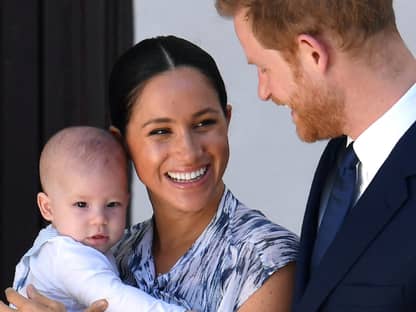 Archie, Meghan und Harry zusammen lachend.