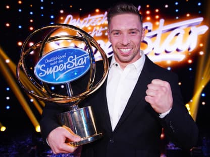 Ramon Roselly mit dem DSDS-Pokal