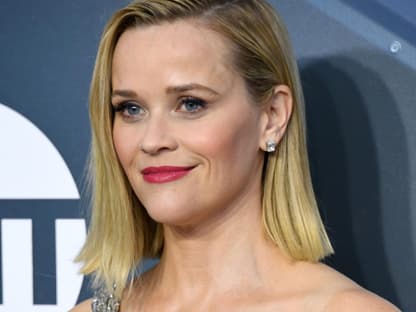 Reese Witherspoon lächelt auf einer Veranstaltung.