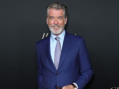 Pierce Brosnan lacht