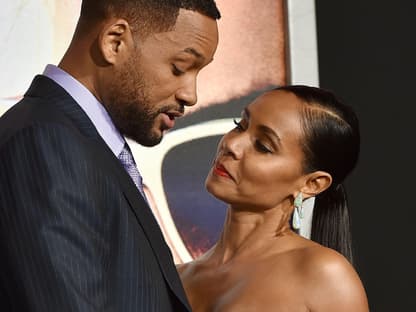 Will Smith sieht zu Boden, Jada Pinkett Smith sieht ihn prüfend an